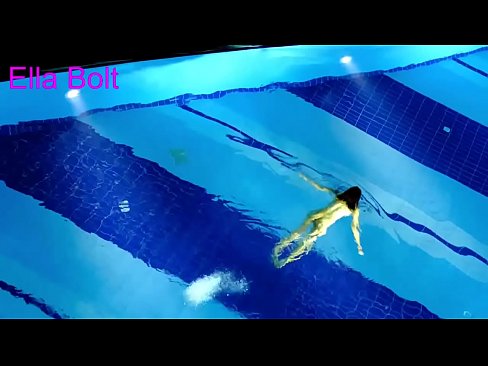 ❤️ 나는 보는 것을 멈출 수 없다, 젊은 금발이 ELLA BOLT 리조트 수영장에서 누드로 수영하다 적발 ️ 포르노 vk 우리 ❌️